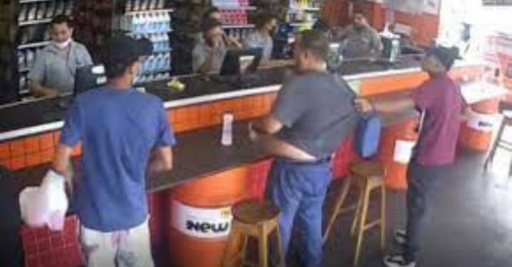 Vídeo mostra dupla de assaltantes tocando o terror em loja de peças de veículos em Manaus