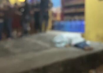 Mulher morre atropelada após sair de culto no Novo Aleixo; homens fugiram roubando outro carro