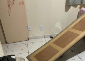 Advogado invade apartamento e esfaqueia ex-namorada e a filha dela