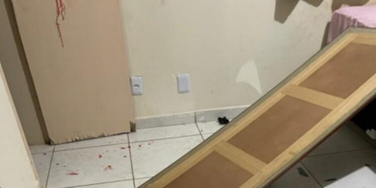 Advogado invade apartamento e esfaqueia ex-namorada e a filha dela