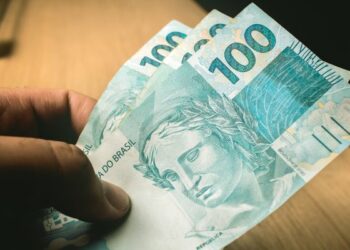 Em Manaus, famílias atingidas pela cheia começam a receber beneficío nesta terça-feira (1º)