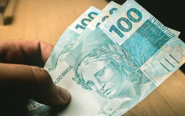 Em Manaus, famílias atingidas pela cheia começam a receber beneficío nesta terça-feira (1º)