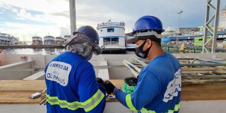 Em Manaus, áreas atingidas pela cheia recebem estrutura para bombear água parada e ações de limpeza para combater mau cheiro