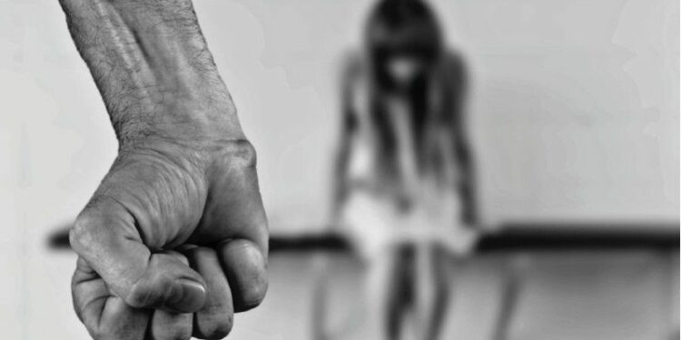 Com medo de traficante, mãe aceita estupro da filha de 12 anos