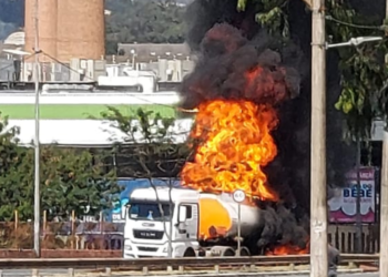 Carreta com 25 mil litros de combustível explode perto de shopping