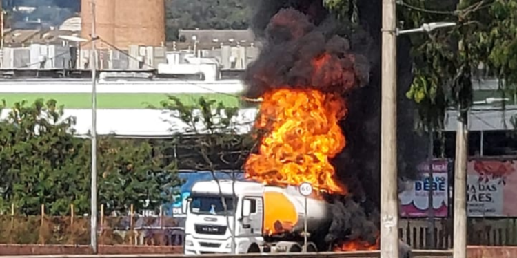Carreta com 25 mil litros de combustível explode perto de shopping