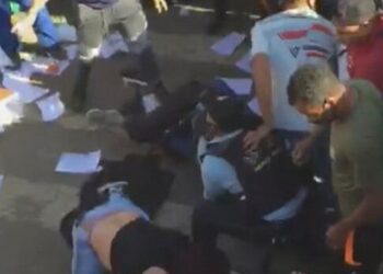 PM fica ferido depois de receber mata-leão em briga generalizada; veja vídeo