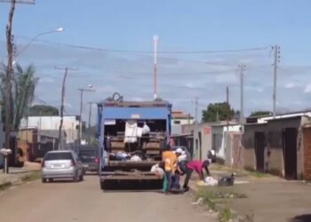 Garis encontram cerca de R$ 40 mil no lixo e devolvem ao dono