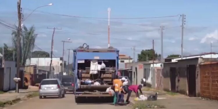 Garis encontram cerca de R$ 40 mil no lixo e devolvem ao dono