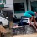 Destruição! Pessoas e veículos são levados por correnteza durante forte chuva em Manaus