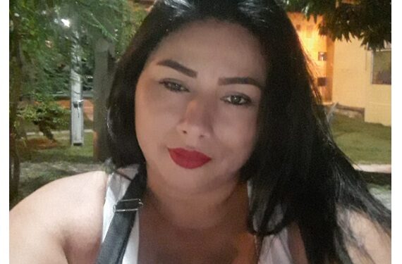 Mulher é morta a facadas e tem corpo incendiado pelo marido em Manaus