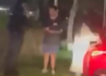 Policial flagra traição da esposa ao pará-la em blitz com o amante