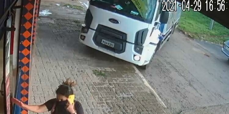 Vídeo: mulher ao celular escapa por um triz de ser esmagada por caminhão desgovernado