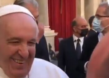 ‘É muita cachaça e pouca oração’, diz Papa ao brincar com brasileiros no Vaticano