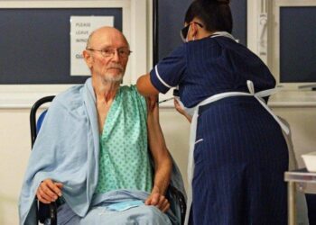 Morre primeiro homem a ser vacinado no mundo contra Covid-19