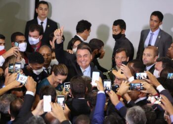 Edson Fachin quer que Bolsonaro explique por que não usa máscara e provoca aglomeração