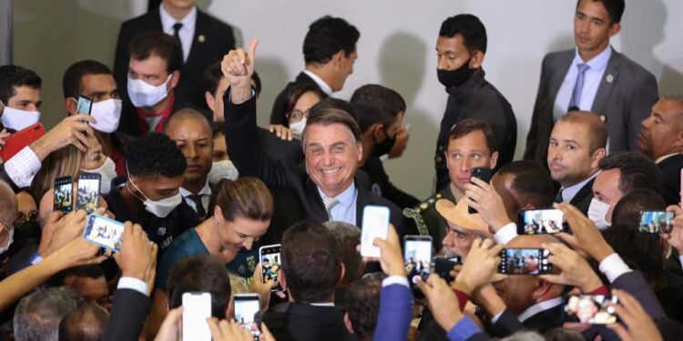 Edson Fachin quer que Bolsonaro explique por que não usa máscara e provoca aglomeração