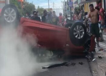Casal escapa de morrer carbonizado após veículo capotar e pegar fogo em Manaus