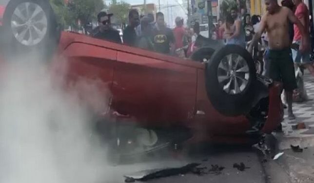 Casal escapa de morrer carbonizado após veículo capotar e pegar fogo em Manaus