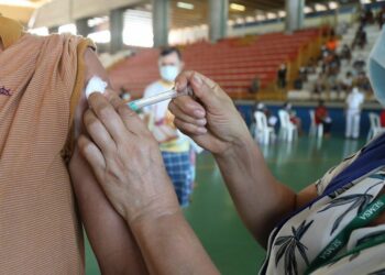 Começa vacinação em trabalhadores do transporte coletivo rodoviário e caminhoneiros em Manaus