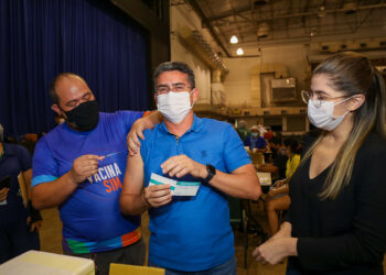 David Almeida recebe primeira dose de vacina contra a Covid-19