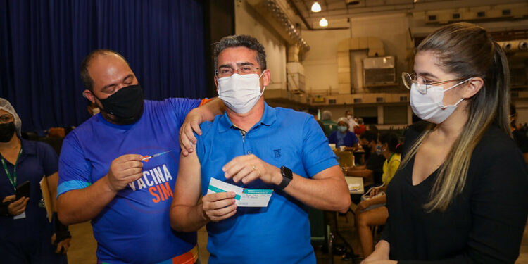 David Almeida recebe primeira dose de vacina contra a Covid-19