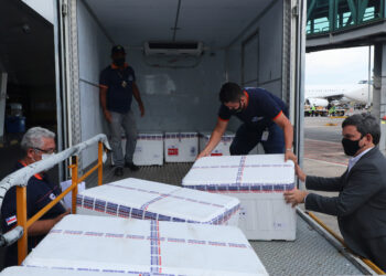 Amazonas recebe novo lote com 99 mil doses de vacinas do tipo AstraZeneca