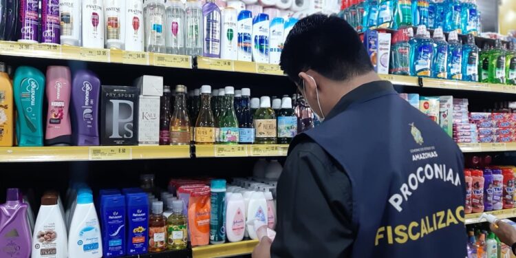 Procon apreende mais de 40Kg de alimentos estragados em supermercado na Zona Leste
