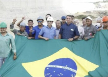 “É uma arminha”, diz operário sobre suposto ‘L de Lula’ em foto com Bolsonaro