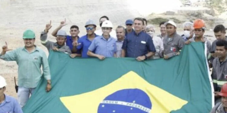 “É uma arminha”, diz operário sobre suposto ‘L de Lula’ em foto com Bolsonaro