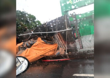 Caminhão  de cimento tomba e para  Avenida do Turismo