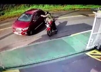 Vídeo: Motociclista executa motorista com 10 tiros na frente de condomínio