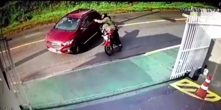 Vídeo: Motociclista executa motorista com 10 tiros na frente de condomínio