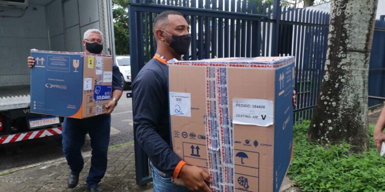 Amazonas recebe nova remessa com mais de 9 mil doses de vacinas Pfizer