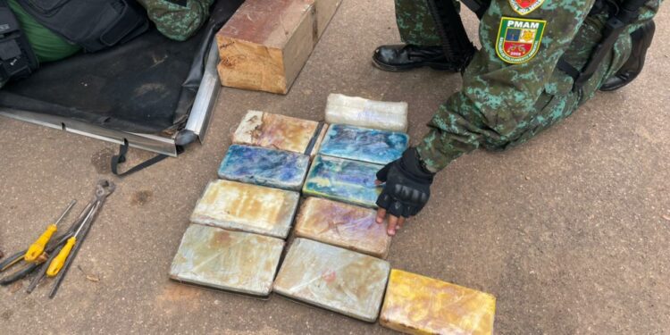 Em Humaitá, polícia apreende 24 quilos de drogas escondidos em fundo falso de veículo