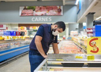 Procon-AM encontra mais de 50 Kg de alimentos estragados em supermercado na Av. Djalma Batista