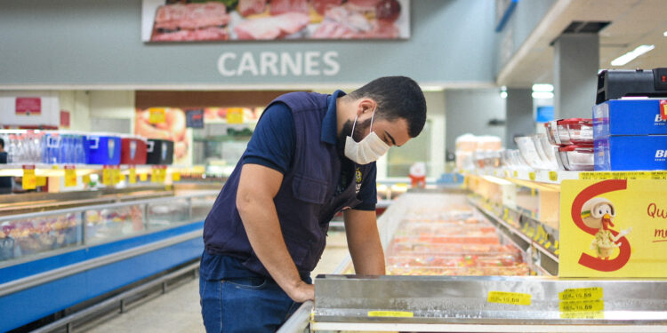 Procon-AM encontra mais de 50 Kg de alimentos estragados em supermercado na Av. Djalma Batista
