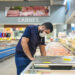 Procon-AM encontra mais de 50 Kg de alimentos estragados em supermercado na Av. Djalma Batista
