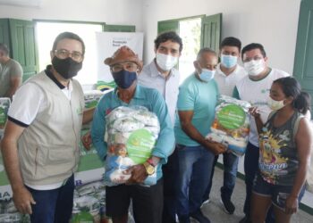 Em Itacoatiara, Governo entrega cestas básicas para agricultores familiares