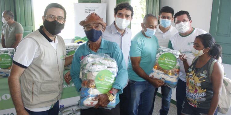 Em Itacoatiara, Governo entrega cestas básicas para agricultores familiares