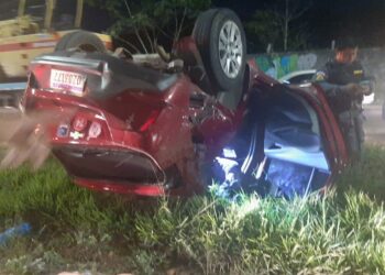 Durante confronto com a PM, bandidos capotam carro roubado e levam a pior, em Manaus