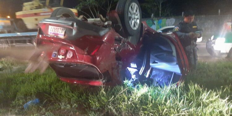 Durante confronto com a PM, bandidos capotam carro roubado e levam a pior, em Manaus
