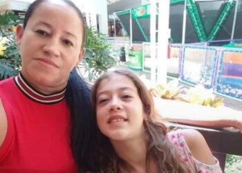 Jovem mata mãe e irmã a facadas enquanto elas dormiam e tenta tirar a própria vida