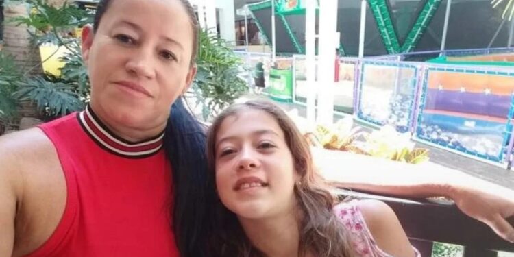Jovem mata mãe e irmã a facadas enquanto elas dormiam e tenta tirar a própria vida