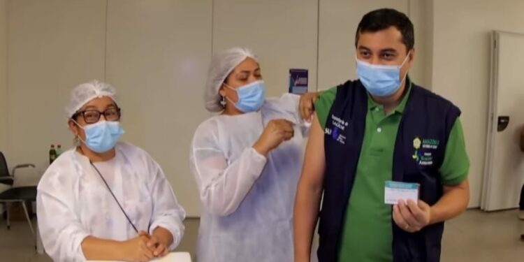Aos 44 anos, Wilson Lima recebe primeira dose de vacina contra Covid-19: “esperei minha vez”