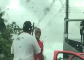 Motorista tenta furar fila em engarrafamento e acaba brigando com caminhoneiro em Manaus