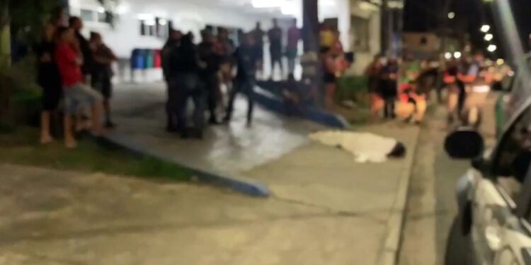 Homem é baleado no meio da rua no Jorge Teixeira