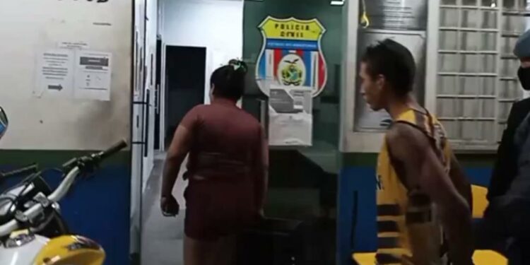 Casal é preso após ser flagrado roubando televisão em Manaus