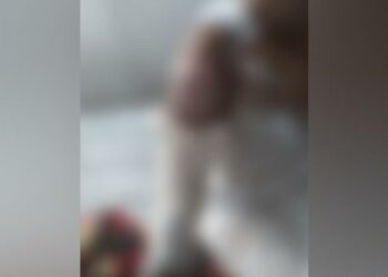 Mulher é jogada em fogueira de festa junina após discutir com a amante do marido