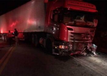 Homem morre em acidente junto com a enteada, após agredir esposa e sequestrar a garota